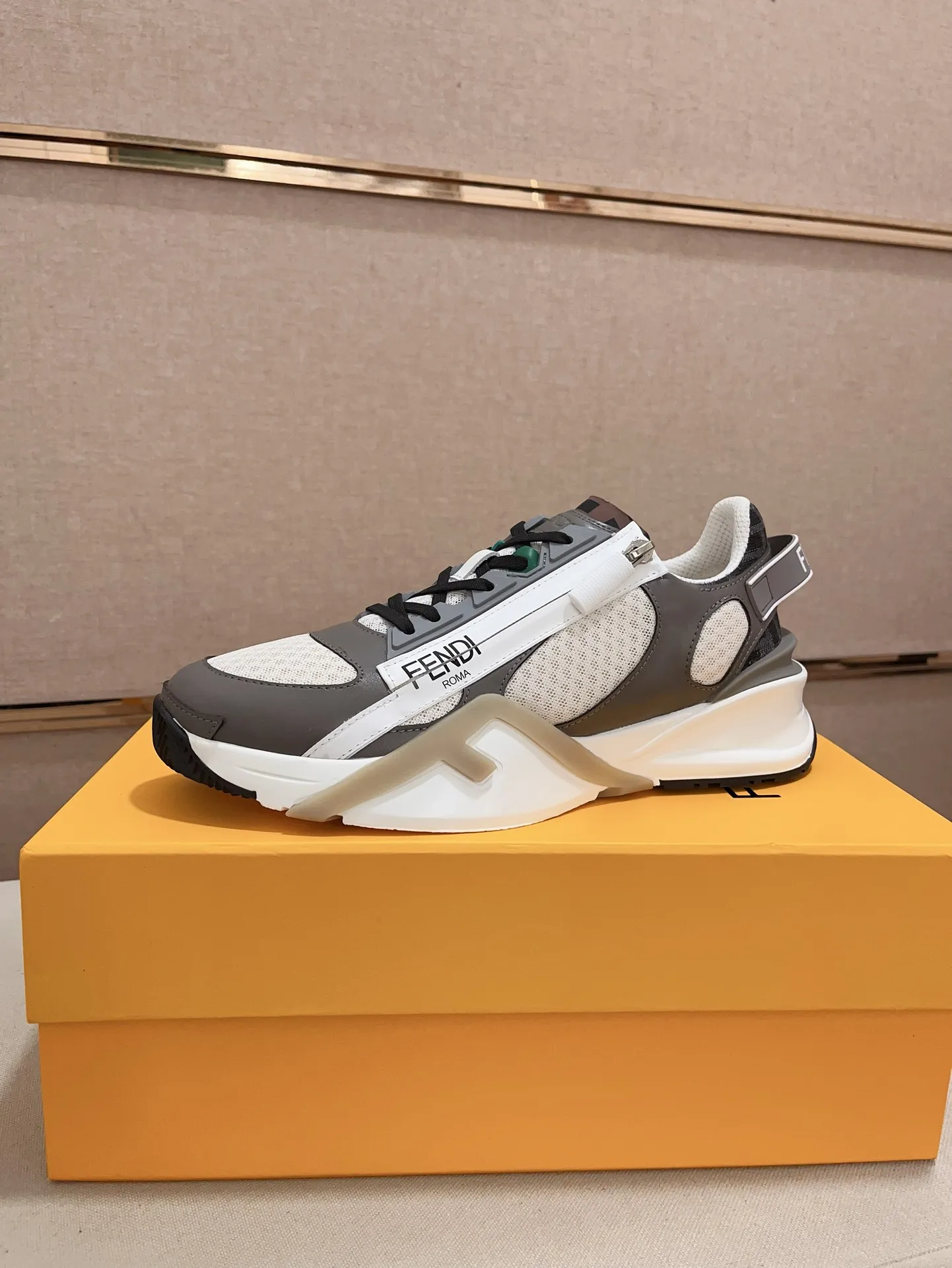 Men's shoes💰: 540💰(Higher version) [Fendi] Fendi's latest casual shoes for men! Available at counters simultaneously! A one-to-one replica of the original. Made entirely of imported top-grain calfskin, the interior is made of top-grain water-dyed cowhide, and the original factory-supplied rubber outsole. Leading new fashion concepts. Matching code: 38-44. 45 can be customized and non-returnable!